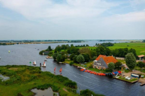 Groepsaccommodatie 'Jister' aan open vaarwater in Friesland